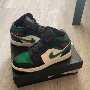Air Jordan 1 mid. Size 4